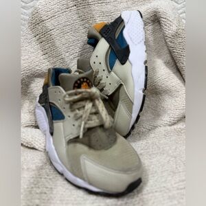 Nike Kids Olive Green and Blue Sneakers with Mustard Accents. Size Youth 5